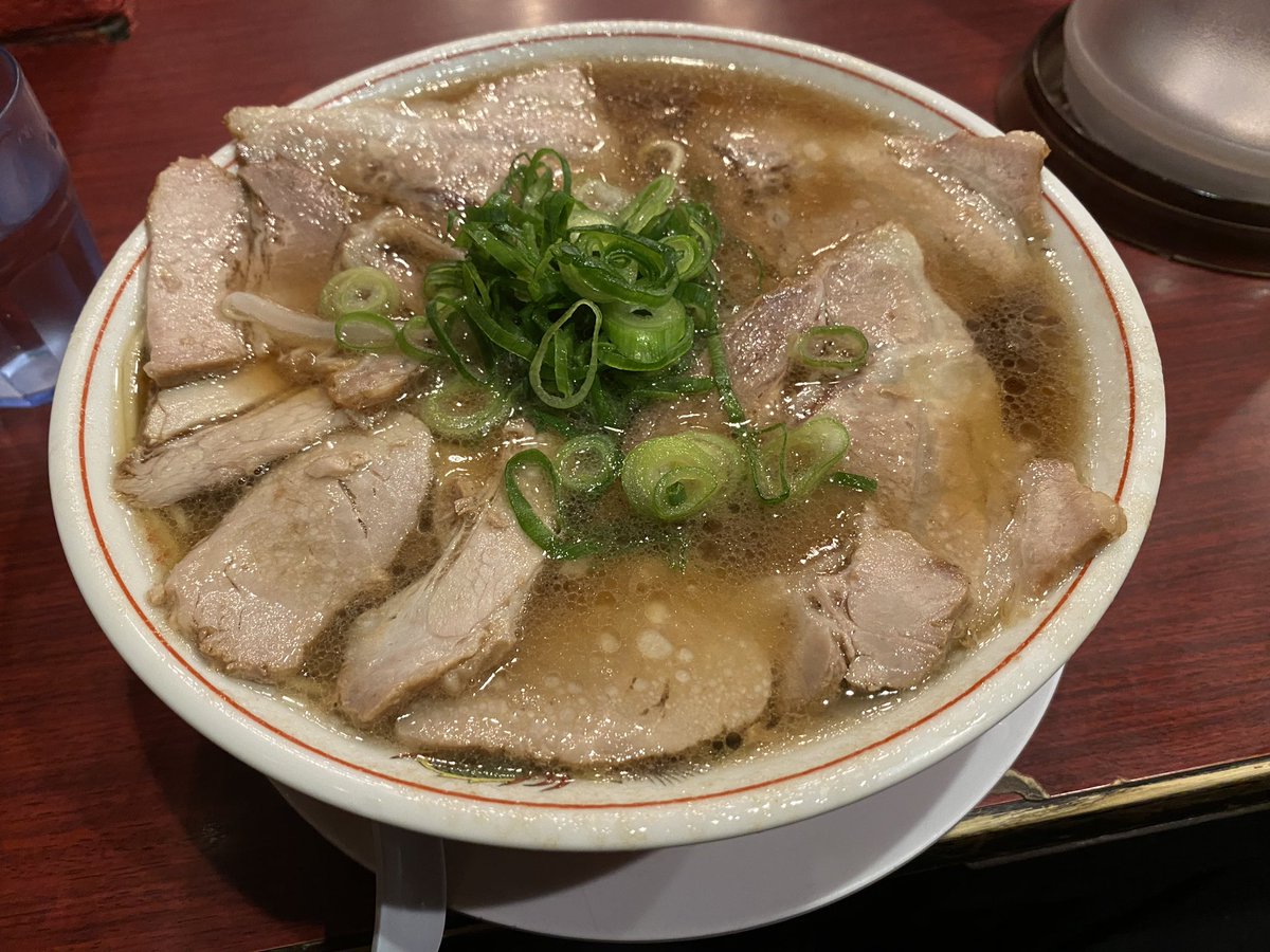 momochi212's tweet image. 第一旭

ラーメン好きとしては近く寄ったなら行かねば！という軽い気持ちで行ったら1時間ぐらい並んだ！
クラシカル系で安心できる美味しさ