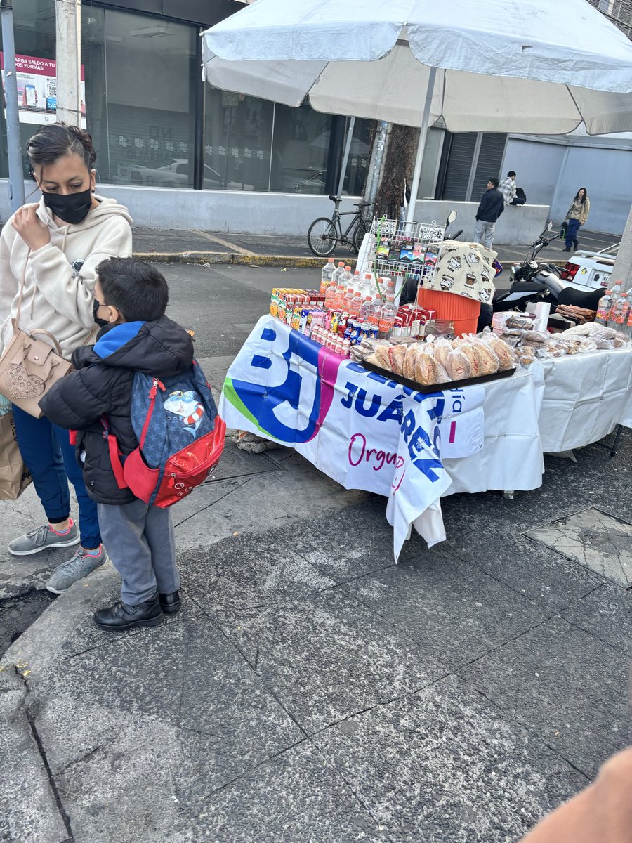 SanJuanMixcoac's tweet photo. Esto pasa cuando tenemos
gobiernos mediocres y alcaldes ineptos. @luismendozabj trabaja para las mafias de ambulantes porque es corrupto. Favor de liberar banqueta de Empresa, entre Revolución y Patriotismo. Tenemos derecho a banquetas y gobiernos dignos. @locatel_mx @AccionesBJ https://t.co/UrMcCE7DeO