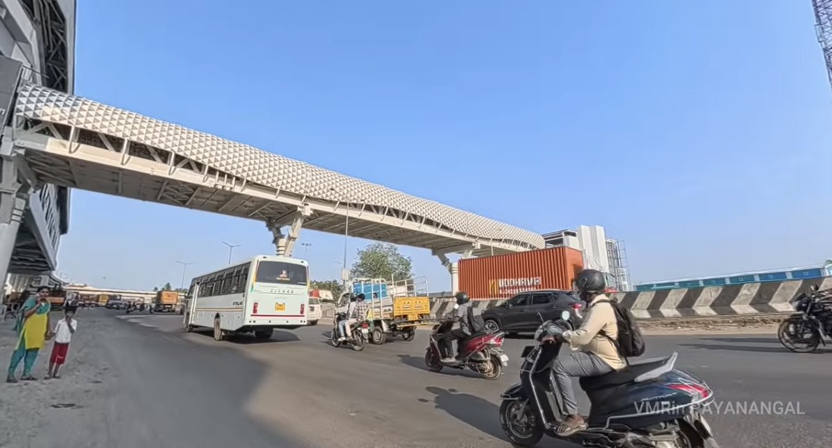 UpdatesChennai's tweet image. Poonamallee Bypass station is inching towards the finish line. A pedestrian skywalk similar to the one at Vadapalani for crossing the national highway is also there... #Chennai #Metro 🚊Ⓜ️
Pic Credit : VmRin Payanangal (YT)
Link : youtu.be/9cMLf_DXNgo?si…