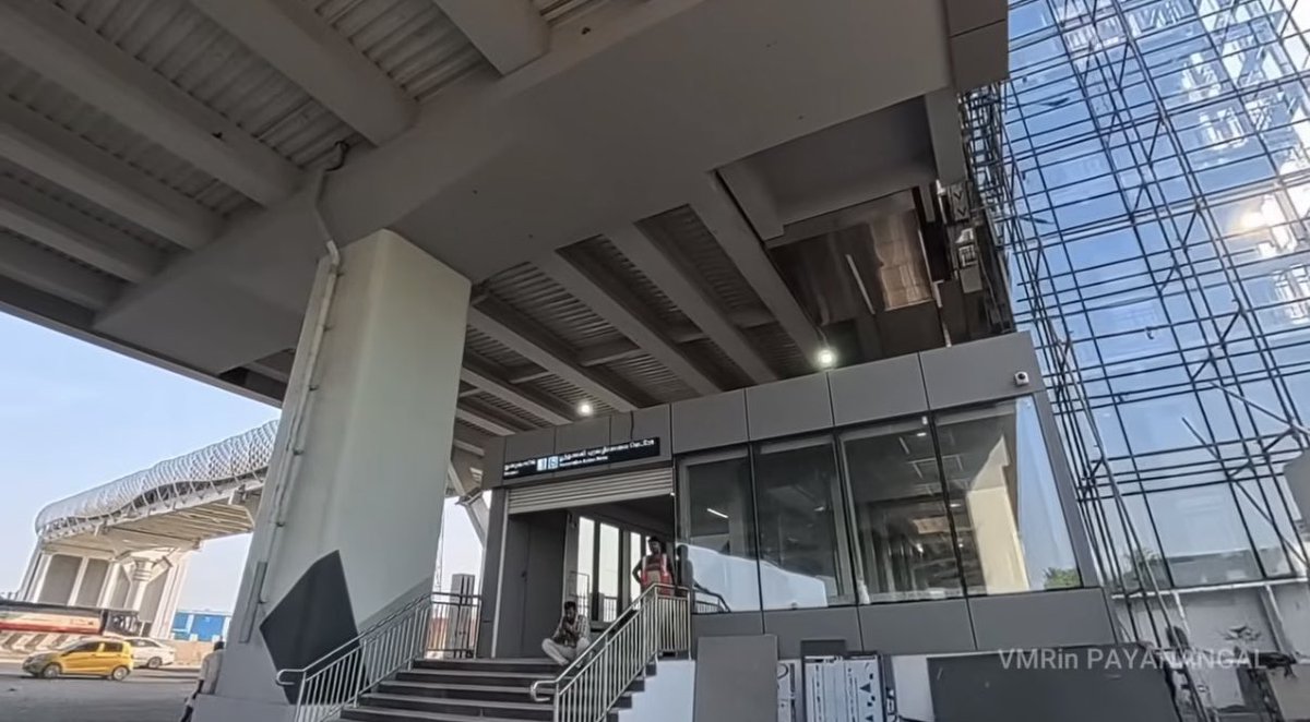 UpdatesChennai's tweet image. Poonamallee Bypass station is inching towards the finish line. A pedestrian skywalk similar to the one at Vadapalani for crossing the national highway is also there... #Chennai #Metro 🚊Ⓜ️
Pic Credit : VmRin Payanangal (YT)
Link : youtu.be/9cMLf_DXNgo?si…
