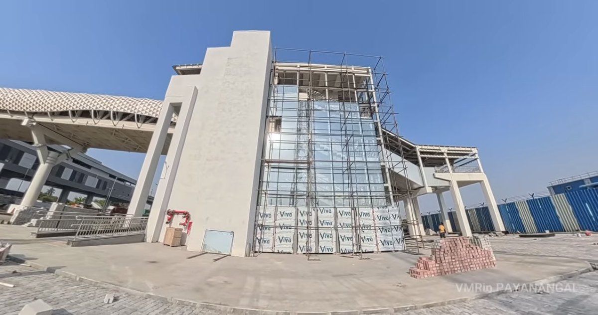 UpdatesChennai's tweet image. Poonamallee Bypass station is inching towards the finish line. A pedestrian skywalk similar to the one at Vadapalani for crossing the national highway is also there... #Chennai #Metro 🚊Ⓜ️
Pic Credit : VmRin Payanangal (YT)
Link : youtu.be/9cMLf_DXNgo?si…