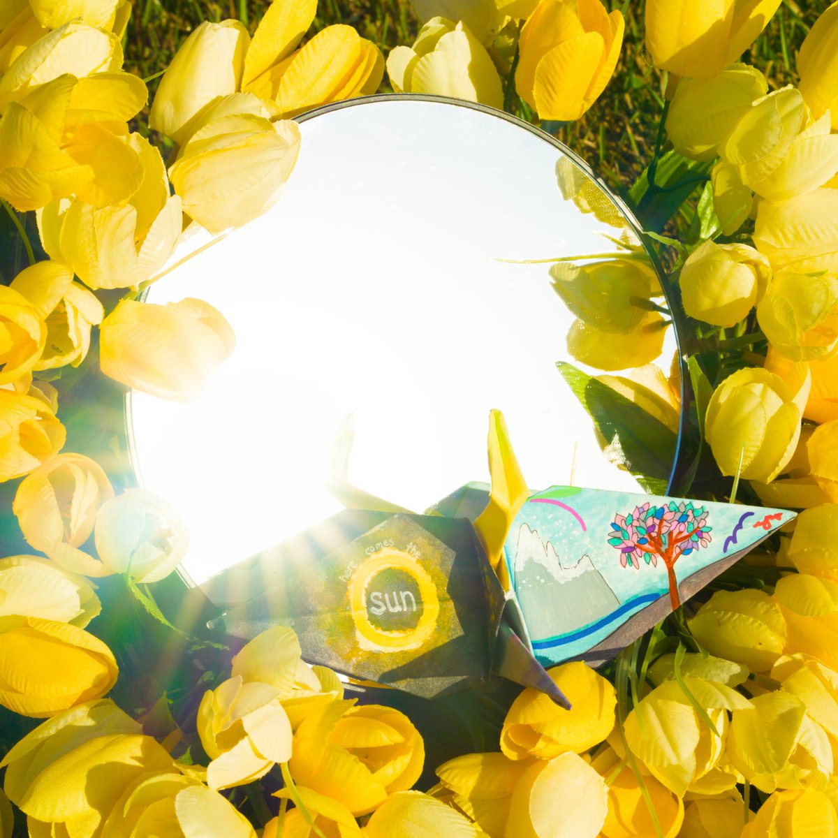 CiscoCranes's tweet photo. As #life #ebbs and #flows may you come to #fully #appreciate every cycle even when the sun is not out.

But for #now... here comes the #sun I guess... ☀️

#HereComesTheSun #BillWurtz #Weird #Catchy #NotTheBeatles #ITried #PhotographyIsHard #PaperCranes #Origami https://t.co/8foHtcwEoG