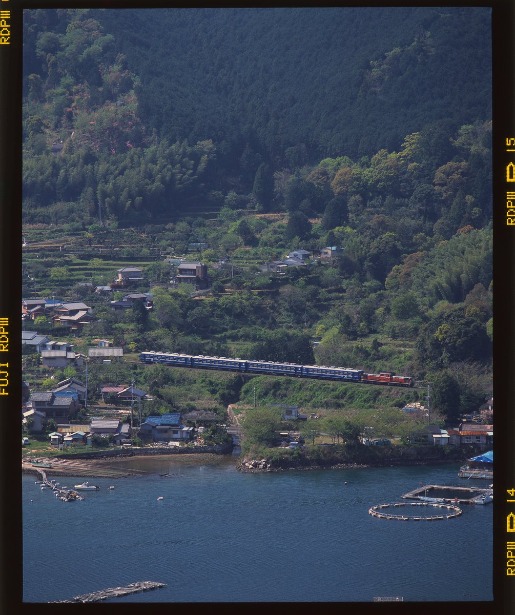 ggBetCH2up66784's tweet image. 24年前の今日
こちらは宮原のDD51に牽引されて新宮周りで紀勢東線に入線した12系。時刻は忘れたがポジを見るとトップライトに近い時間帯だったのか。

2002.4.13  DD51?+12系x4  紀勢本線　賀田～二木島
PENTAX67　300mm　RDPⅢ+1
#PENTAX67