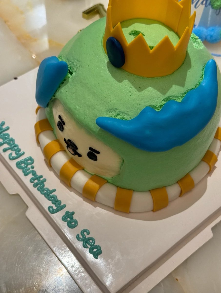 ilyseatwn's tweet image. เข้าใจทุกอย่างแล้ว 😭 พอมีเค้กที่เป็นอะโวเชี่ยน มันเลยดูเป็นครอบครัวขึ้นมามาก ๆ อบอุ่นจังเลย โคตรวิเศษ 🎂✨️