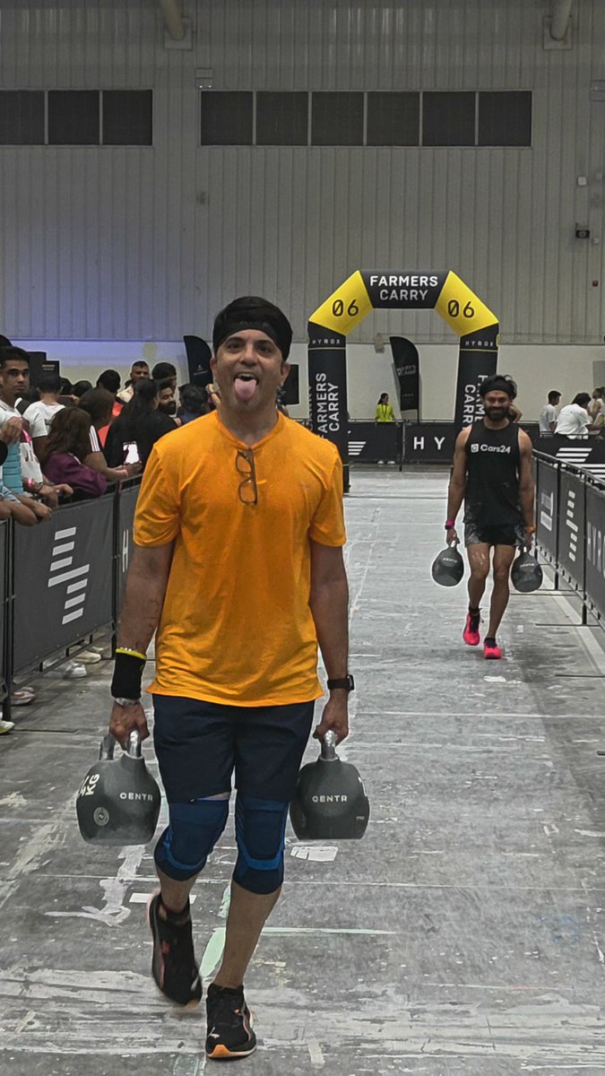 Farmers Carry at HYROX Bengaluru.
Easy pezy. 😛
(The wall balls after? Different story entirely.)

#HYROX #HYROXIndia #HYROXBengaluru