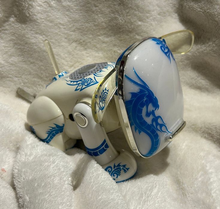 b𝘆. 2 tweet media