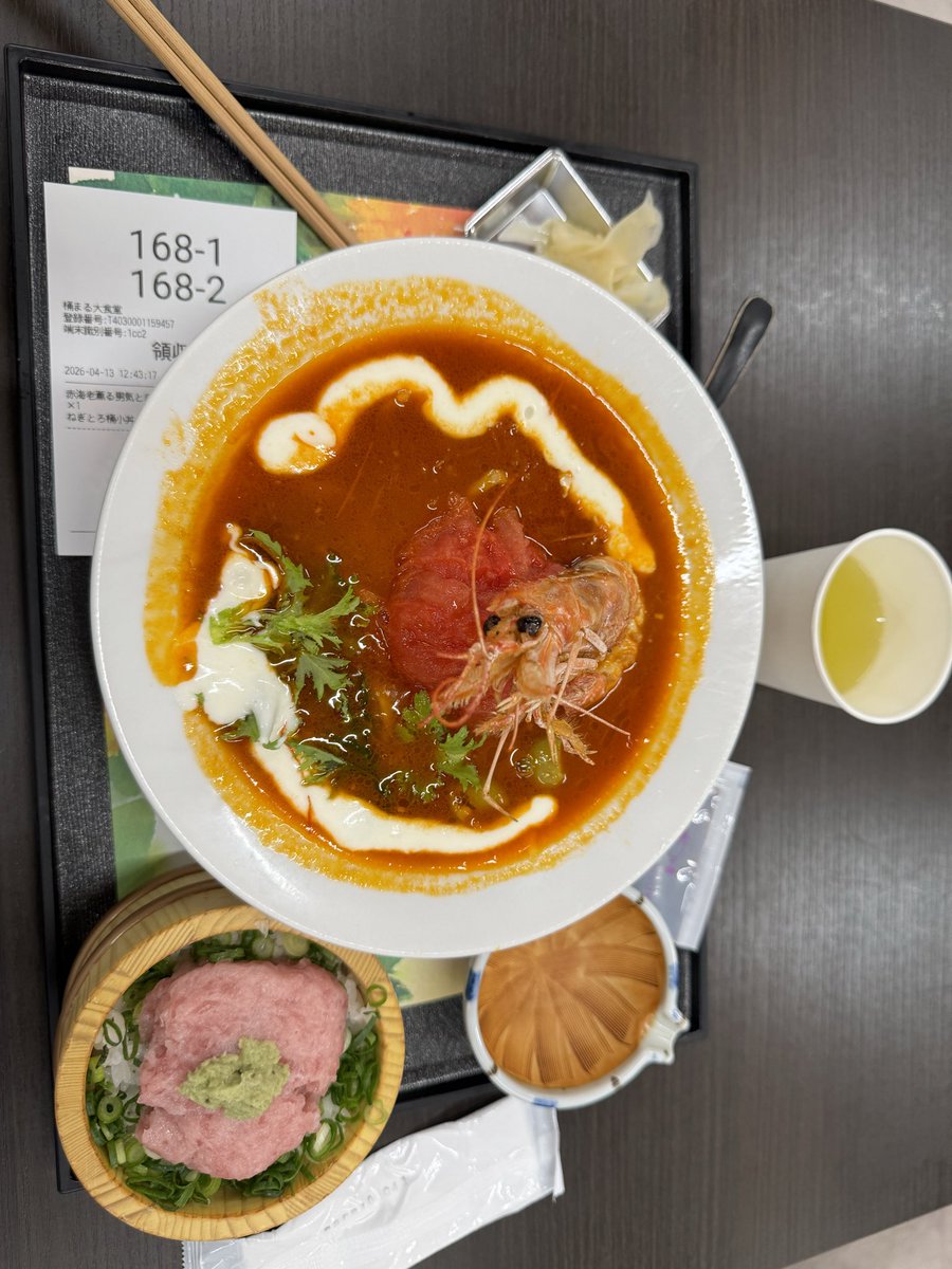 GOTOharo's tweet photo. 桶川の道の駅のご飯
カレーラーメンとミニ海鮮丼
海鮮丼美味しかったんだが海鮮丼用に出汁が用意してあってこれがちょー美味かった
カレーラーメン美味しかったけど今日の私の胃袋は、海鮮丼だった☺️

あと名物のデカクレープ
美味しかったけど自重で崩れてました https://t.co/EPMm5jD14t