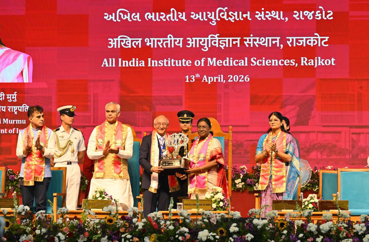 MoHFW_INDIA's tweet image. #HealthForAll

President @rashtrapatibhvn Smt. Droupadi Murmu Addresses First Convocation Ceremony of AIIMS Rajkot

Medicine is not just a profession, it is a commitment to the service of humanity: Smt. Droupadi Murmu

“The white coat you wear symbolizes the trust that people