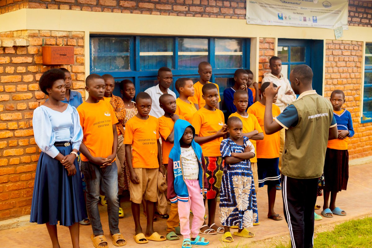 fmiubumuntu's tweet image. Through simple but meaningful conversations, they were reminded that the loss of this value is what led to the tragic history of the Genocide against the Tutsi 1994. And that by embracing Ubumuntu, they have the power to build  future rooted in #unity, #compassion, and peace 2/3