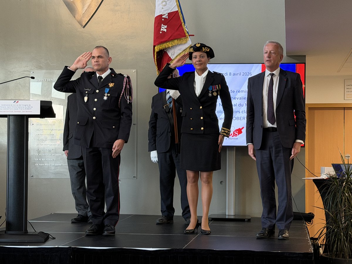 Prefet53's tweet image. #Mayenne #Engagement #Mérite 🎖️

[08/04] Nadège Baptista, préfète de la #Mayenne, a décoré le colonel Thierry Robert, directeur départemental du @sdis53, de l’insigne de chevalier de l’Ordre national du Mérite, aux côtés des autorités civiles et militaires.

📍En Mayenne, près de