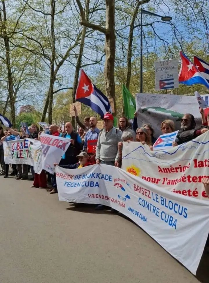 #CubaNoEstáSola hay tantos amigos que extienden las manos por #Cuba .
#SantiagoDeCuba