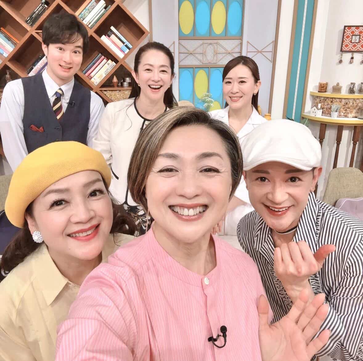 bigan_design's tweet photo. 【テレビ東京生出演ありがとうございました！】

先日、テレビ東京「なないろ日和」
に生出演させていただきました！

今回のテーマは、
「オシエテ！若々しい顔作りの新習慣」🌟

ちょうど1年前にも出演させていただき
再度お声がけ頂けて
本当に感謝申し上げます🙏

テレビで拝見していた
出演者の方々と
ご一緒させて頂き

モニターに
自分がうつっているのが
なんとも不思議な感覚で

魔法が解けたように
日常に戻ると

自分の役目は果たせたのか？
もっとわかりやすい
��明があったのではないか？
等

自問自答して
穴に入りたくなりますが(苦笑)
洗練させていこうと思います💪

お伝えさせていただいた
若々しい顔作りの新習慣が
お役に立ちましたら幸いです🙏

ご覧くださった皆様
出演者の皆様
関係者の皆様

あたたかいお言葉を
本当にありがとうございました！！！

#テレビ東京
#なないろ日和
#感謝