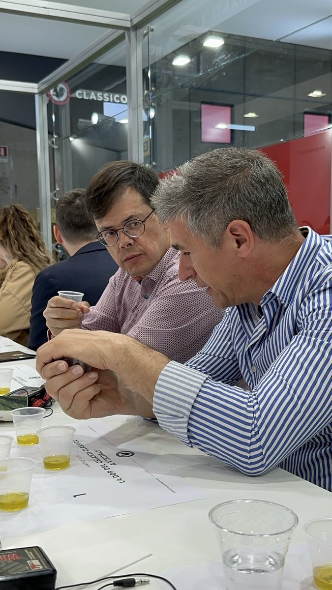 chianticlassico's tweet photo. Roberto Rappuoli guida l’educational dedicato all’#OlioDOP #ChiantiClassico. 
Un percorso tra le 5 cultivar del disciplinare per scoprire cosa rende questa DOP un’eccellenza del territorio.
#Vinitaly2026 #GalloNero https://t.co/QPcLO1LWv1