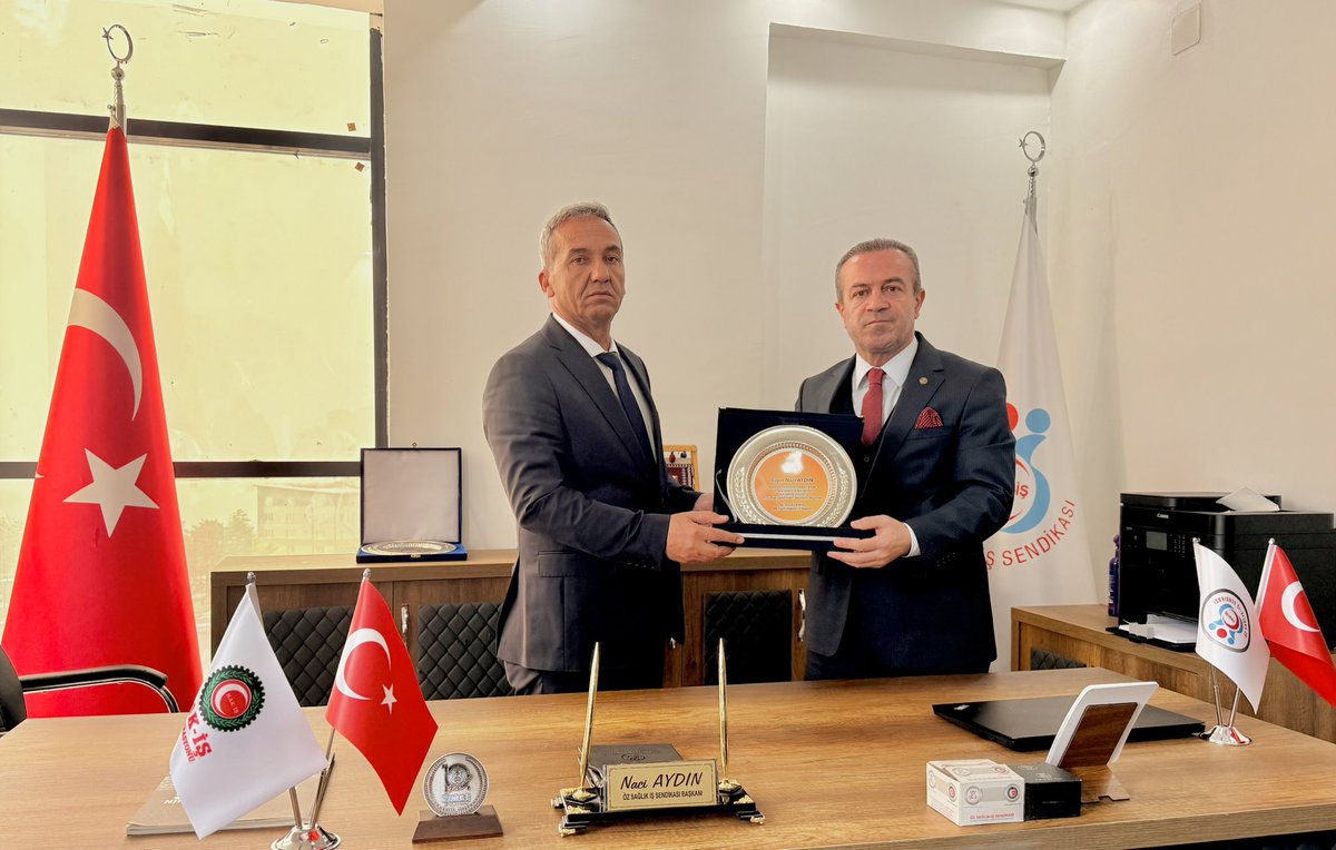 KayaZeydin's tweet photo. 📍 Hakkâri

🔹 HAK-İŞ Konfederasyonu
🔹 Öz Sağlık-İş Sendikası Hakkâri Şubesi

Hakkâri genelinde 1500 HAK-İŞ üyesine sahip Öz Sağlık-İş Sendikası Hakkâri Şubesi’ni ziyaret ettik.

Merkez İlçe Başkanımız Sn. Cumhur Demir ve teşkilatımız ile birlikte gerçekleştirdiğimiz ziyarette, Şube Başkanı Naci Aydın ve sendika temsilcileriyle bir araya gelerek talep ve beklentileri dinledik, karşılıklı istişarelerde bulunduk.

Çalışmalarından dolayı Şube Başkanı Naci Aydın’a plaket takdim ettik.

Nazik misafirperverlikleri dolayısıyla başta Naci Aydın olmak üzere tüm sendika yöneticilerine teşekkür ediyor, çalışmalarında başarılar diliyoruz.

@RTErdogan 
@Akparti 
@abuyukgumus 
@MustafaAlkayis 
@byildiz63