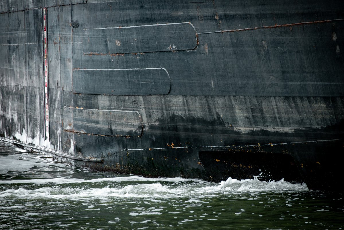 A detail of a ships bow manouvring. 

#scheepskijker_havenfotografie #ships #binnenvaart #inlandvessel #binnenschiffe #havenfotografie #portphotography #hafenbild