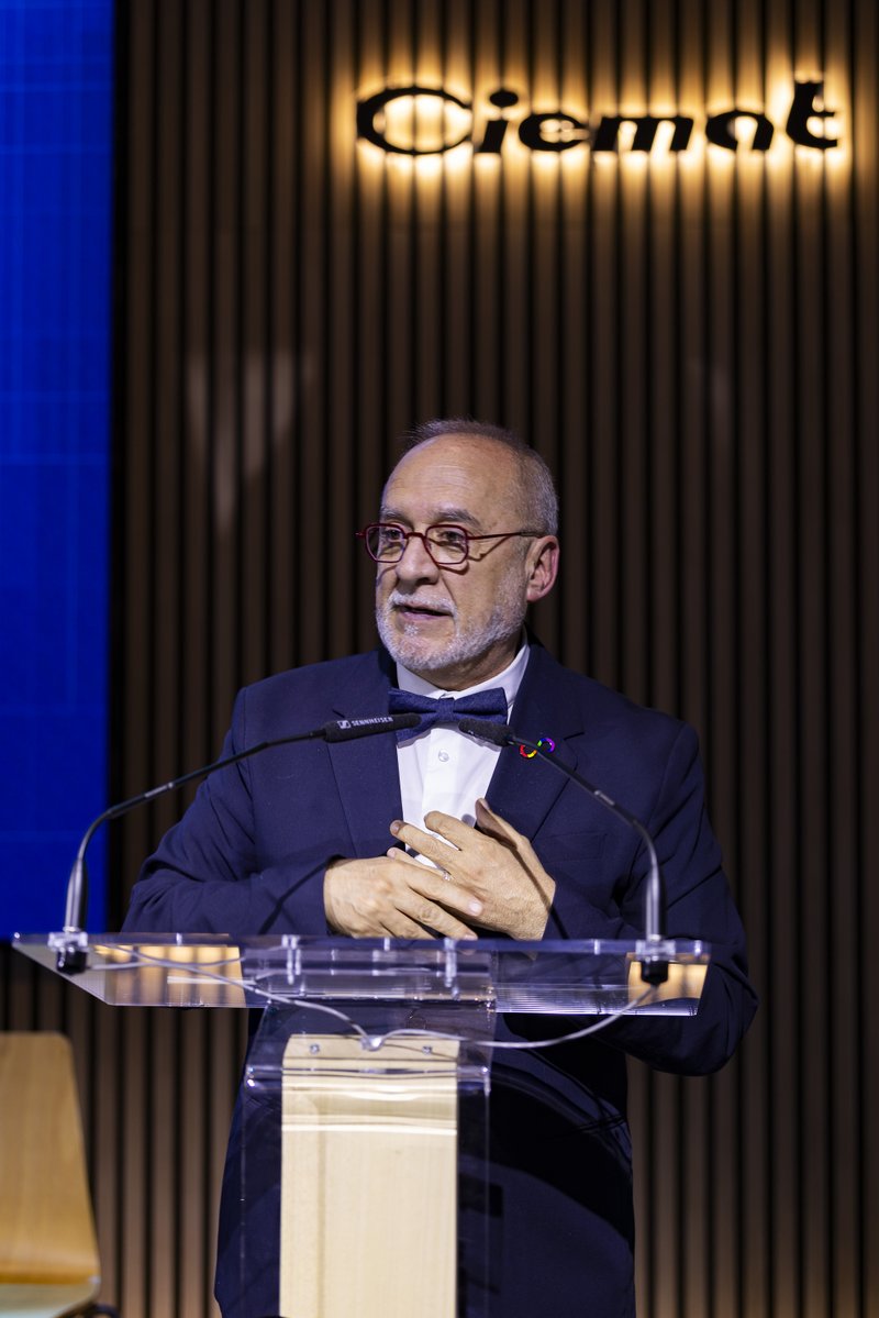 CIEMAT_OPI's tweet image. 🧬 “España no solo quiere participar en la #ciencia del siglo XXI, sino liderarla en ámbitos clave”.

El secretario de Estado de @CienciaGob, @CigudosaJuan, destaca en el @CIEMAT_OPI el papel de la inversión en ciencia pública y la colaboración internacional en avances como la