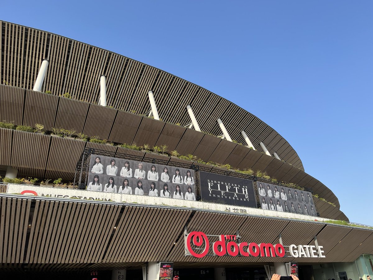 KUlx25591's tweet photo. 国立ライブ、お疲れ様でした！最高でした！！
(櫻坂はLAWSON以来、単独は初参戦🌸)

【以下、感想】
・国立でかい
・アスリー��専用口からアリーナに入れたところがテンション上がった
・コールするしないが少しだけムズかった
・佐藤愛桜ちゃん勝又春ちゃんかわいい

 #櫻坂5thアニラ_国立競技場_DAY1 https://t.co/W8tjpgwZis