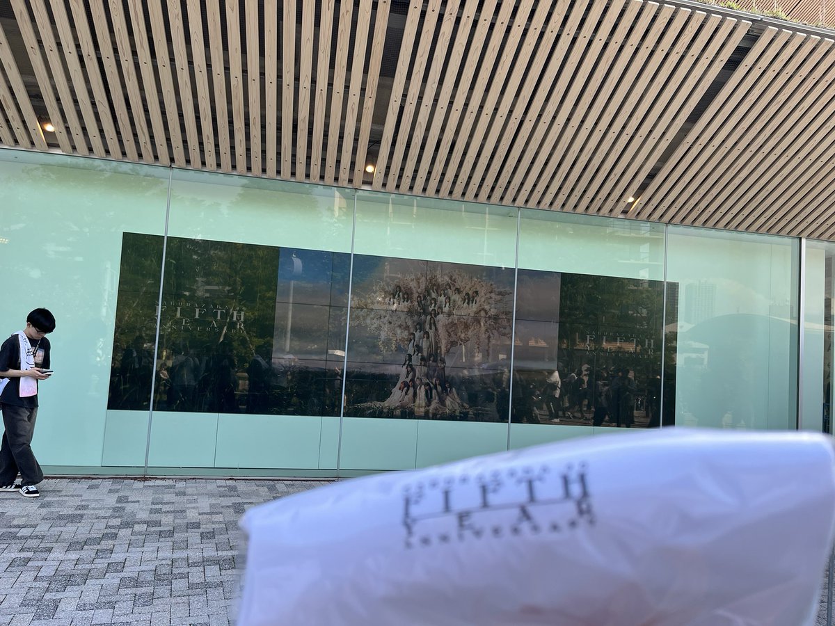 KUlx25591's tweet photo. 国立ライブ、お疲れ様でした！最高でした！！
(櫻坂はLAWSON以来、単独は初参戦🌸)

【以下、感想】
・国立でかい
・アスリー��専用口からアリーナに入れたところがテンション上がった
・コールするしないが少しだけムズかった
・佐藤愛桜ちゃん勝又春ちゃんかわいい

 #櫻坂5thアニラ_国立競技場_DAY1 https://t.co/W8tjpgwZis