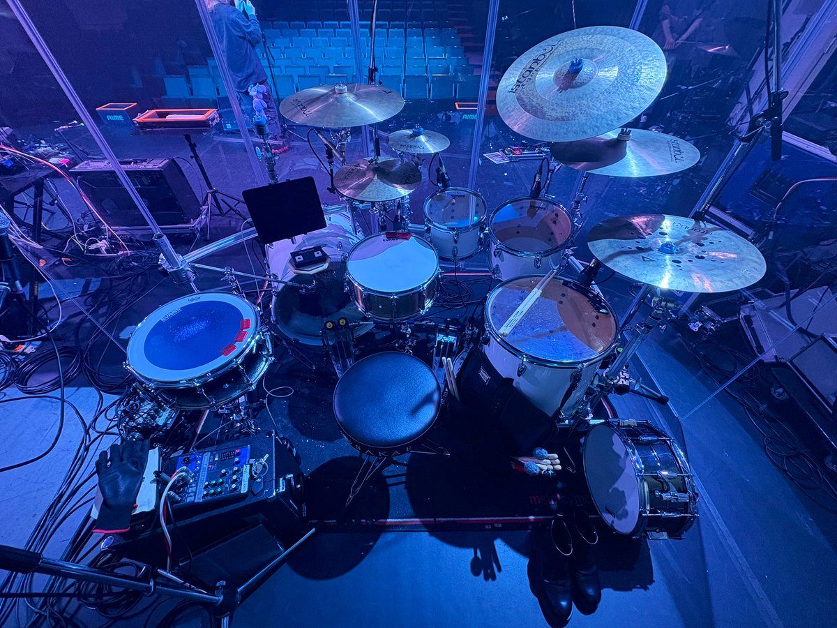 camacho_drums's tweet photo. 昨日は
FUJIKAWA CHIAI LIVE TOUR 2026
「半径３メートル」東京公演でした！

映像演出も相まって
#藤川千愛 さんの世界に更に没入できたのではないでしょうか🌏

そして誕生日サプライズ、
完全に油断してました！
嬉しい！ケーキ美味でした🎂
ありがとうございました！

Band写真 by 松本いづみ https://t.co/K4IqtuF8qM
