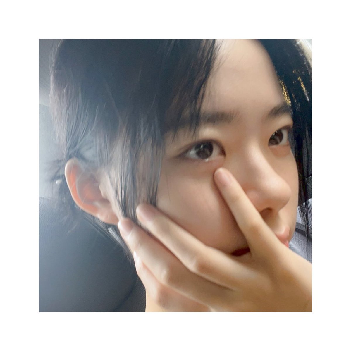 ㅤ 
Dingin  di  balik  cahaya  yang  hangat.