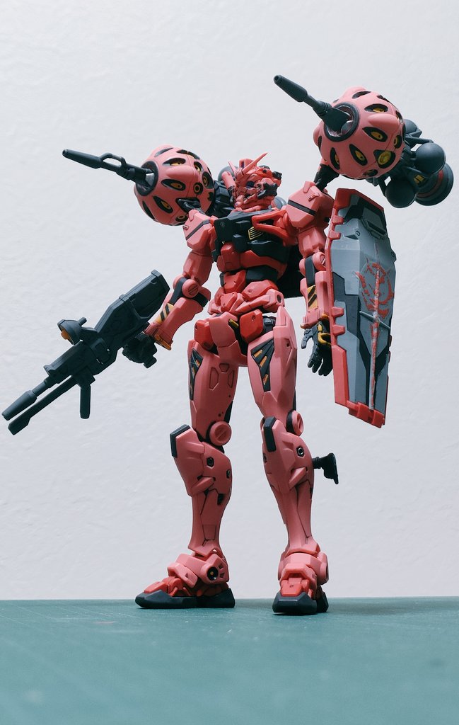 Usss333's tweet photo. 赤いガンダム完成！素組とのビフォーアフターです。
塗分け、仕上げのつや消し筆塗りとも大変だったけど、一気に情報量が増えてカッコよくなりました！！

#ガンプラ
#赤いガンダム https://t.co/1oOo6VycOD