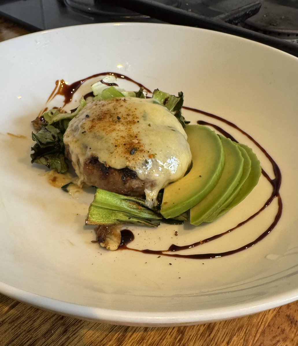 cookingphotos's tweet image. No food waste. Leftover pork and apple burger with mature cheddar and balsamic glaze
#Foodie #recipe #leftovers