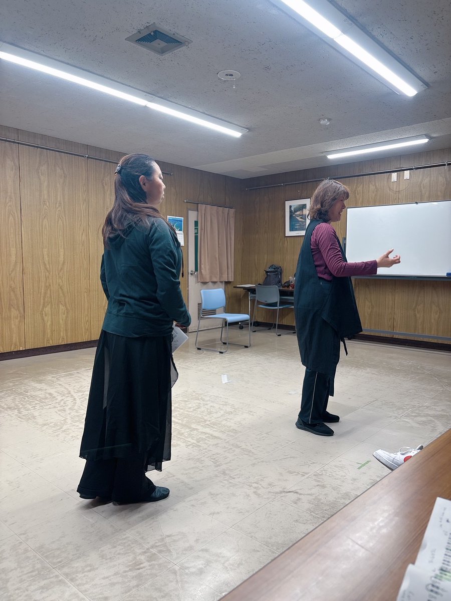 お稽古7回目。演出DAIさんからお土産いただきました🤩。美味しいお菓子ありがとうございます🤗今日の稽古は4場面ほどをやりました。そのうちのワンシーンをパシャパシャリ📸。どんなシーンでしょう？😏オトゲキマクベス予約受付中！よろしくお願いします(byくみ)
#オトゲキマクベス
#演劇集団邂逅