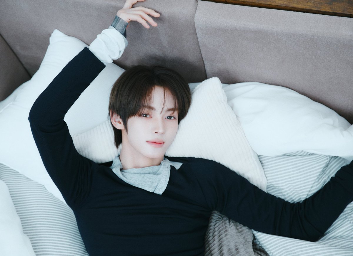 ana 𝜗𝜚 #1 hanjin stan ! 27/4 NO TRAGEDY♡ tweet media