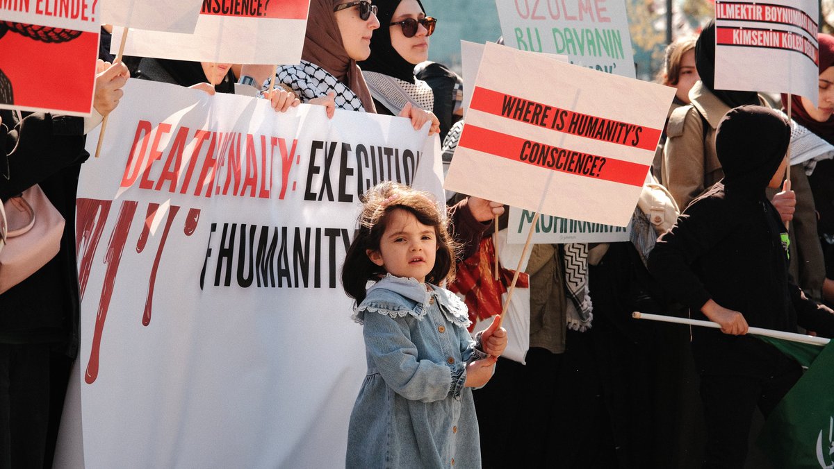 gdhgenelmerkez's tweet photo. Bu Zulme Göz Yumma, Savaş Suçuna Sessiz Kalma!

12.000 Filistinli esirin toplu katline sebep olacak idam yasasına DUR demek için 12 Nisan Pazar günü Beşiktaş Meydanında eylemimizi gerçekleştirmiş bulunmaktayız. https://t.co/zFhWFsRFoc