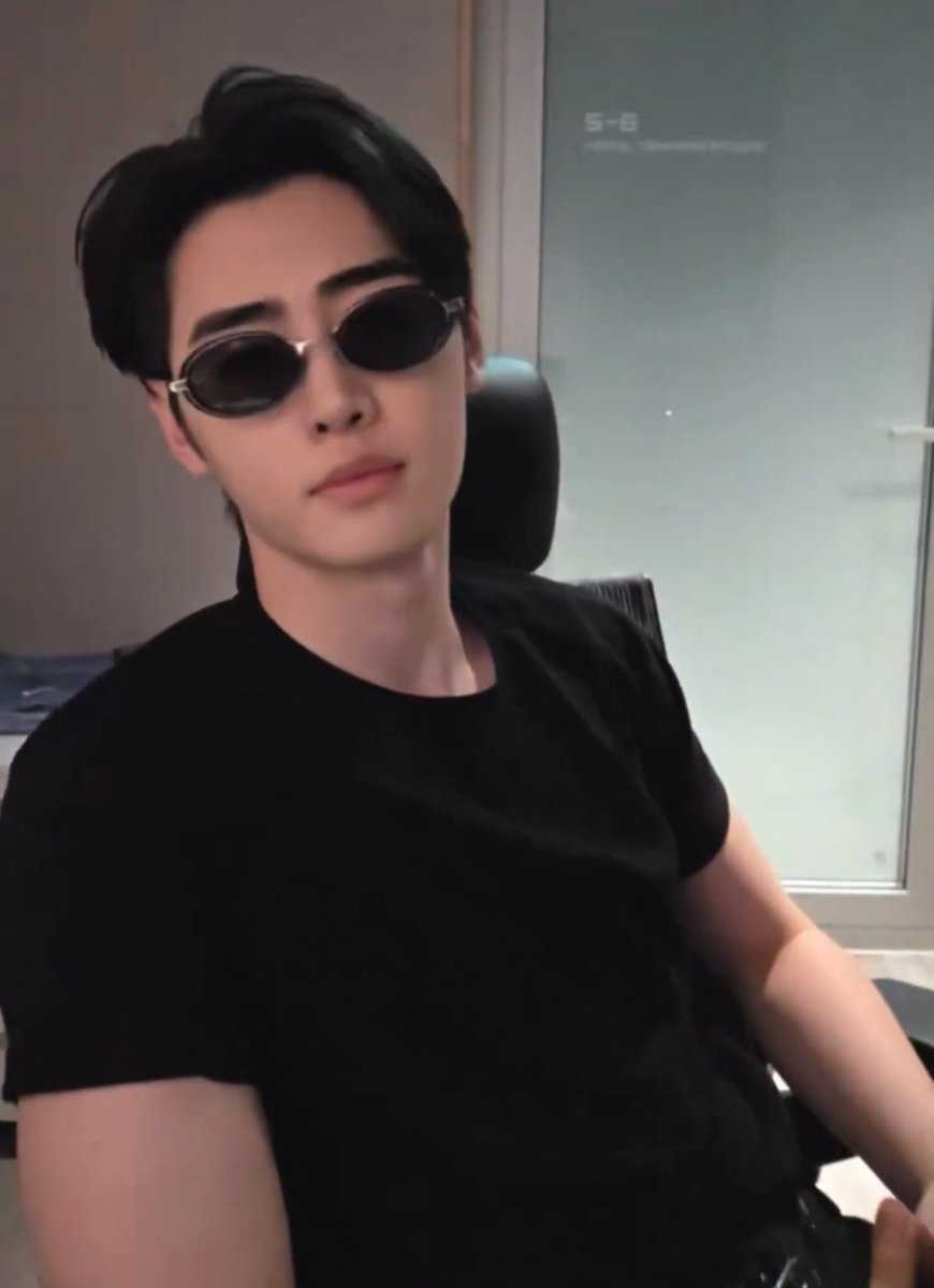 nics 𝜗𝜚 tweet media