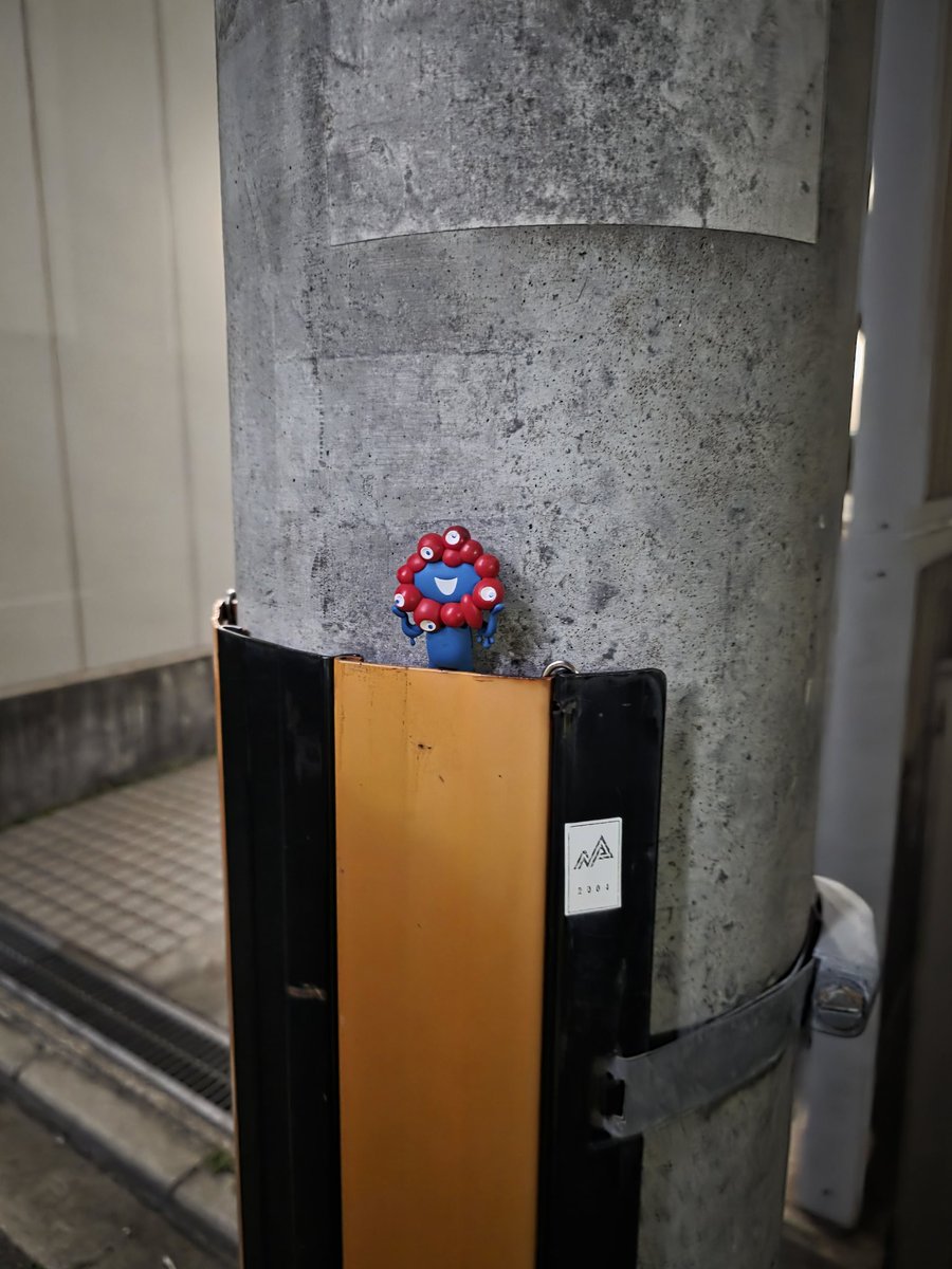 fzdasaitama's tweet photo. ミャクミャクを電柱に挟んでくれた方へ、本当にありがとうございます。僕のです。居なくなってヘコんでましたおかえり😭 https://t.co/wQQtT72RvS
