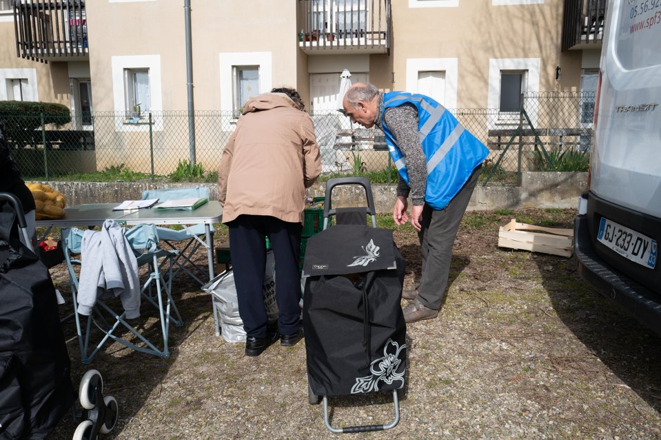 SecoursPop's tweet photo. 🚐 Loin des villes, la précarité est souvent invisible.

À La Réole, l'une des communes rurales les plus pauvres de Gironde, les bénévoles apportent bien plus que de l’aide alimentaire : une présence, une écoute, un lien humain.

Grâce à cette antenne mobile, ils vont à la rencontre des personnes isolées en milieu rural et recrée du lien là où il se fragilise.

Faire un don 👉 https://t.co/upzYLoeggb

Photos : S Duprat / SPF