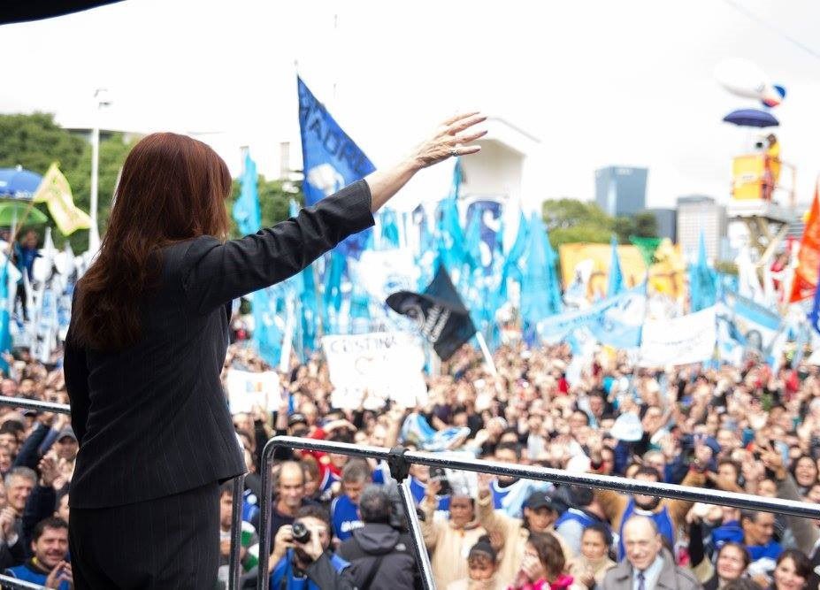 "Me pueden citar veinte veces más, me pueden meter presa, pero lo que no van a poder hacer es callarme y hacer que deje de decir lo que pienso. Y estar como siempre junto a ustedes." <a href="/CFKArgentina/">Cristina Kirchner</a> , Comodoro Py, 13/4/2016