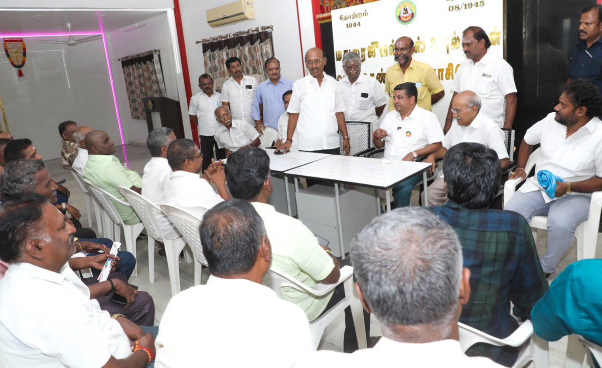 OfficeOfPTR's tweet photo. மதுரை மத்திய தொகுதியின் திராவிட முன்னேற்றக் கழகத்தின்  வெற்றி வேட்பாளர் முனைவர் @ptrmadurai அவர்கள் மதுரை நகைக்கடை உரிமையாளர்கள் சங்க நிர்வாகிகளை சந்தித்து சட்டமன்றத் தேர்தலுக்கான ஆதரவு கோரினார். கூட்டமைப்பின் தலைவர் திரு. பாலசுப்பிரமணியன், பொதுச்செயலாளர் திரு. கற்பூரம், பொருளாளர் திரு. தில்லை ராஜ் மற்றும் பலர் உடன் இருந்தனர்.

#ஸ்டாலின்_தொடரட்டும் #தமிழ்நாடு_வெல்லட்டும் 
#VoteForDMK