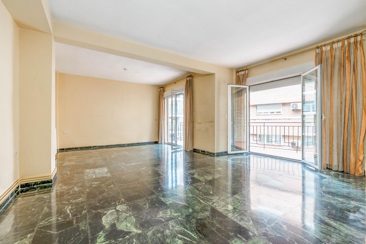 InHouseArmilla's tweet photo. Oportunidades como esta, en pleno centro de #Granada... 

(Spoiler: hemos rebajado el precio 45.000€)... 🧐👇

https://t.co/AflFfT95mv https://t.co/Ok8poPyH9f