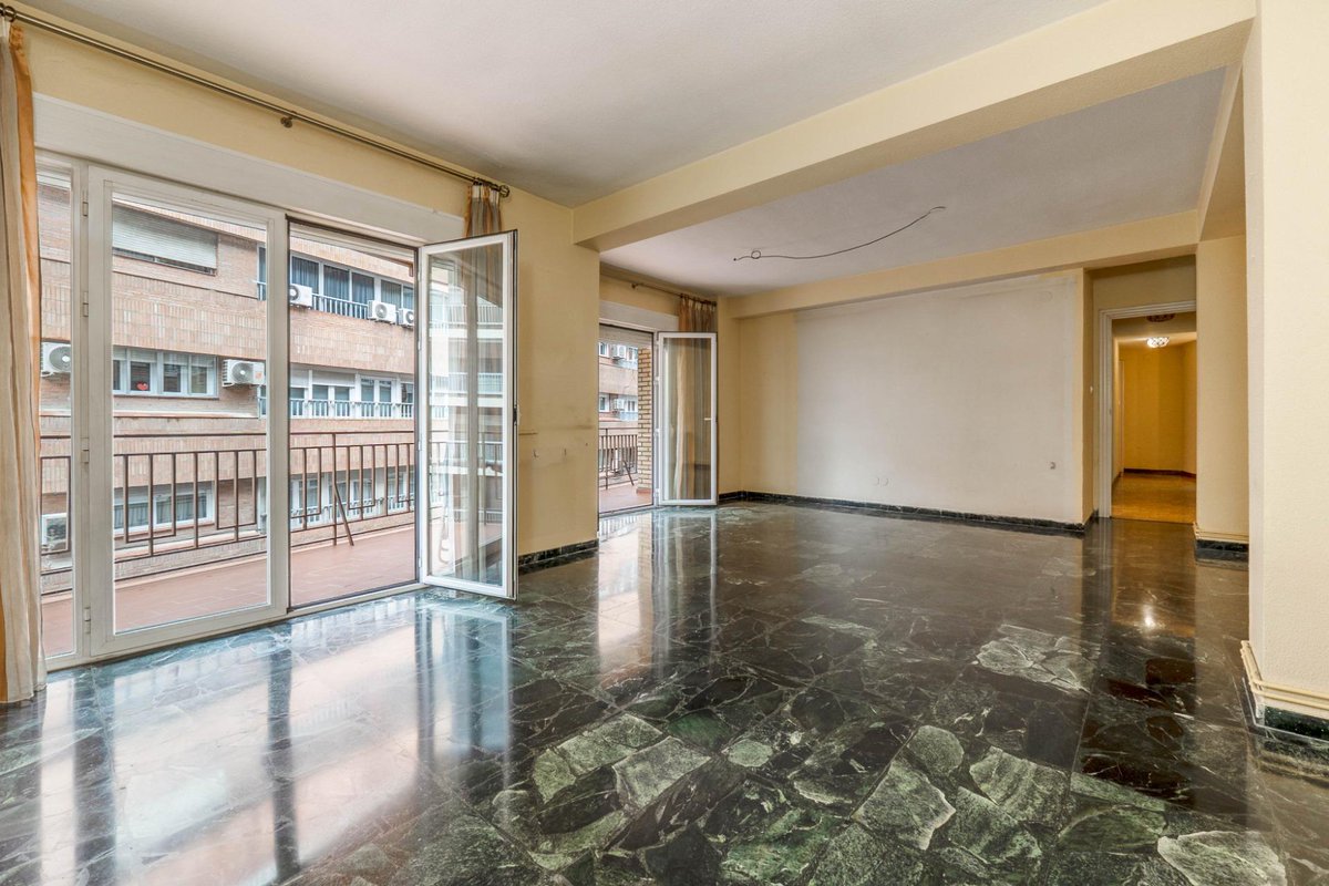 InHouseArmilla's tweet photo. Oportunidades como esta, en pleno centro de #Granada... 

(Spoiler: hemos rebajado el precio 45.000€)... 🧐👇

https://t.co/AflFfT95mv https://t.co/Ok8poPyH9f