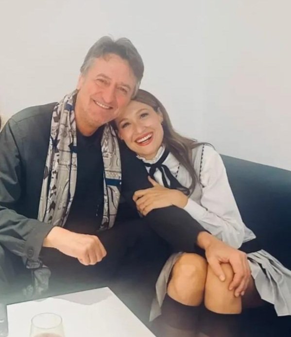 The facts are that G.O. and her lover in the photo are blackmailing Bariş with some fictitious gambling debt so that he will marry this narcissistic woman and wash away her dirty past that all of Turkey knows about.Tarnishing Barisa's reputation to hide their own filth