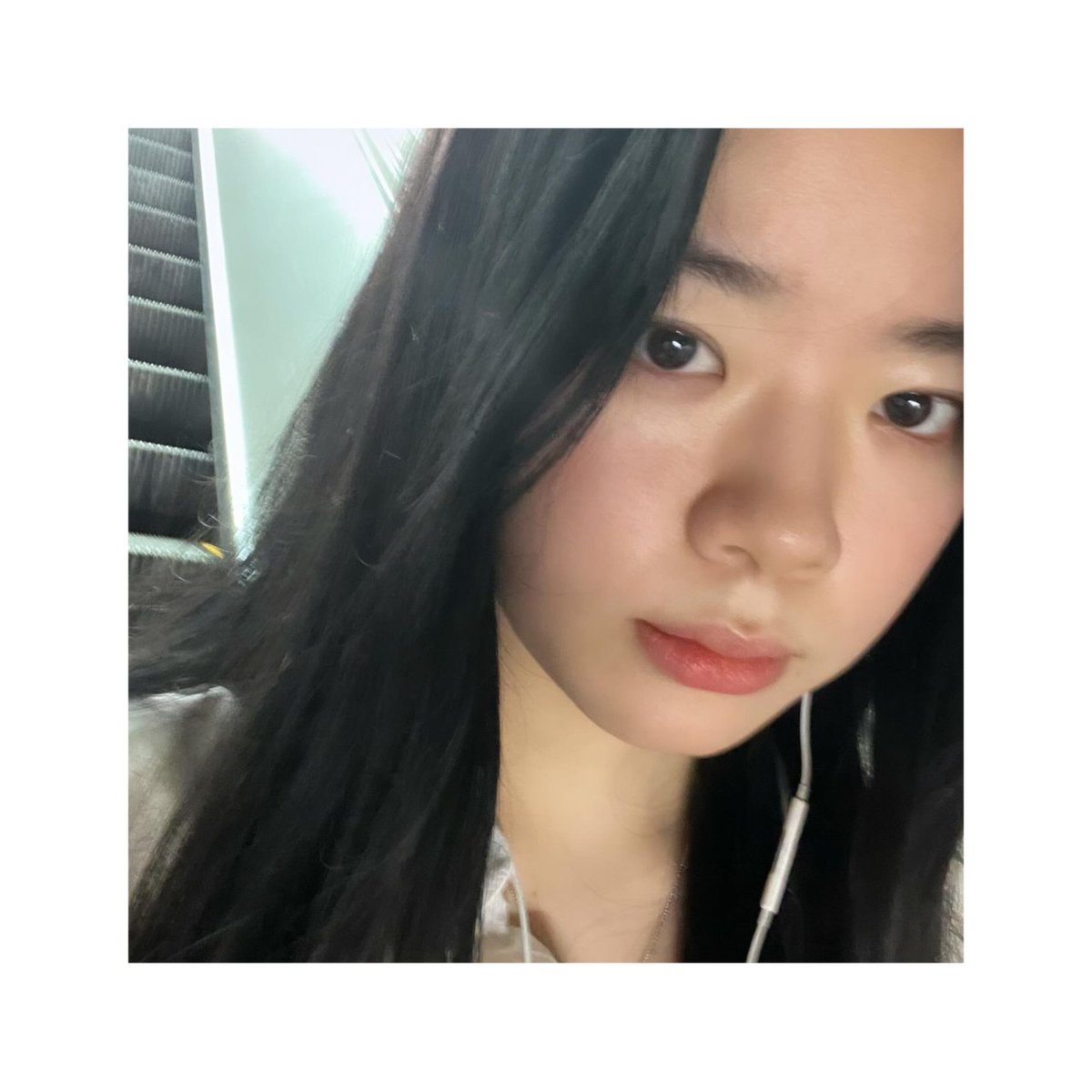 ㅤ 
Pandangan  yang  lembut,  serta  jiwa  yang  sedang  berbunga.