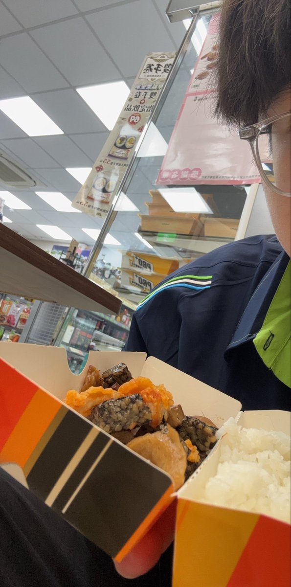 needsugerdady's tweet photo. 分享一下 白飯+霸王雞腿條+滷味 齁加 https://t.co/W0IeIQWJIz