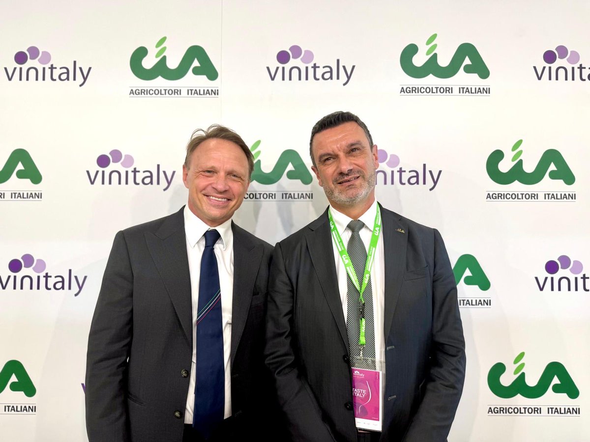 Cia_Agricoltura's tweet image. Dal ministro @FrancescoLollo1 al sottosegretario @LaPietraSenato fino a @ellyesse, tante le presenze istituzionali allo stand #Cia 🍷🤝🥂
