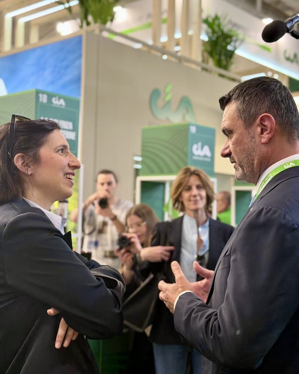 Cia_Agricoltura's tweet image. Dal ministro @FrancescoLollo1 al sottosegretario @LaPietraSenato fino a @ellyesse, tante le presenze istituzionali allo stand #Cia 🍷🤝🥂