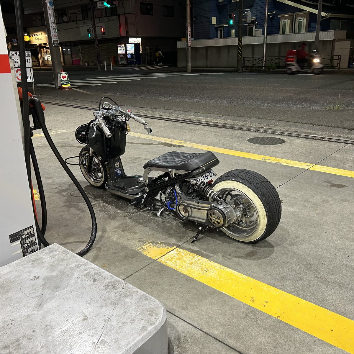 shozoomer's tweet photo. #あなたが愛車を選んだ理由を三つ教えて

・本当はシャリーを探してた。

・親に新車じゃ無いと買っちゃダメと言われた。

・最初ダサいと思ってたズーマーを、試しにズーマーカスタムって検索してみた。ローロング太足USDMズーマーを見つける。貯金して新車買ってた。 https://t.co/7EVoVJIEHJ