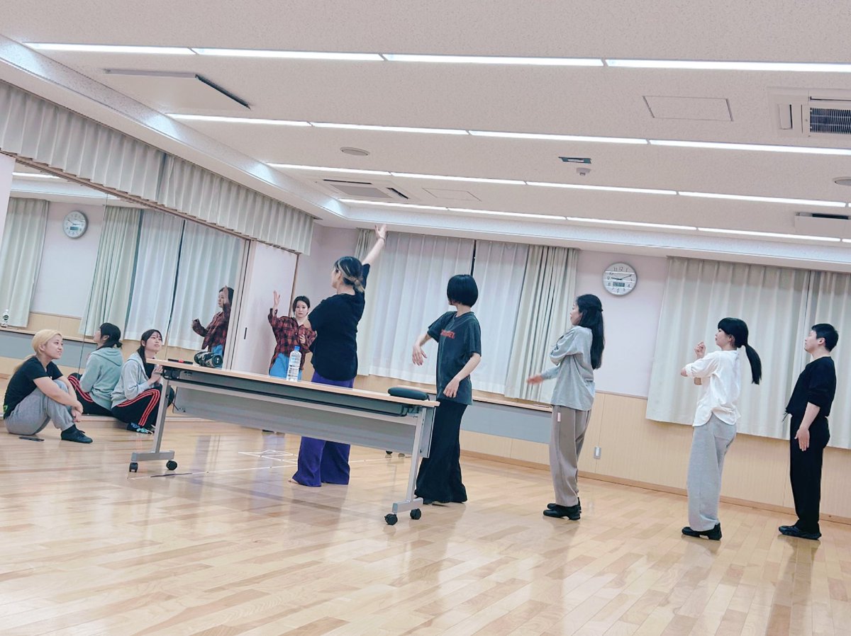 angiestage0507's tweet photo. 今日もDANCE dayでした！
キャストで教え合いながら、どんどん形になっていく。このパワーが何倍にもなって客席に届くのかぁ…本番が楽しみすぎる…✨お客さんと一緒に楽しめるナンバーもありますよ♪当日は食べながら、飲みながら、一体となって楽しみましょうね！

#バイバイメメント https://t.co/5k83eFenAq