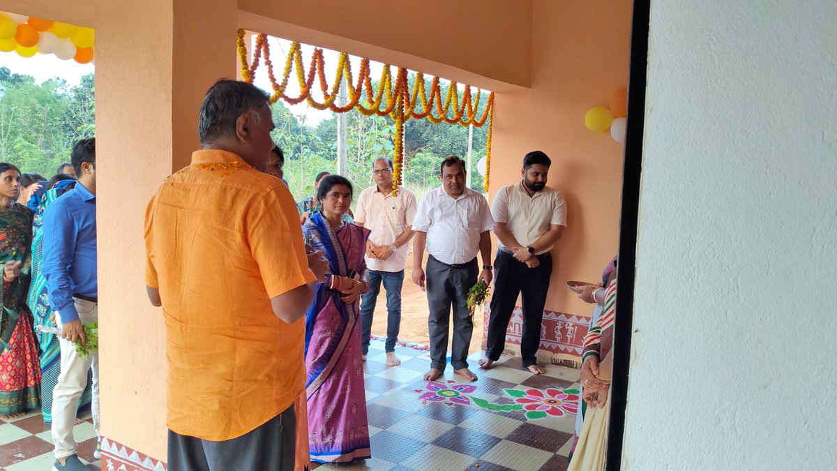 DM_Mayurbhanj's tweet image. Shri Girish S.N., Commissioner-cum-Secretary, PR&amp;amp;DW Department, visited Saraskana Block today and visited the GPLF building, GP Office at Jharpokharia, and the Mega PWSS at Bhursani, interacting with officials and reviewing ongoing initiatives.

#Mbj #Odisha #RuralDevelopment