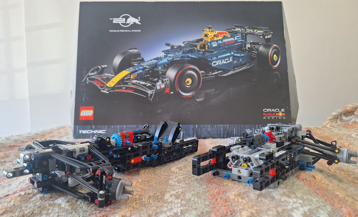 JunaidSamodien_'s tweet image. Monday's are for marrying the steering and cockpit with the powertrain, gearbox and rear suspension. #Lego #RedBull #AddictedtoLegoTechnic @LegoGroup @RedBull
