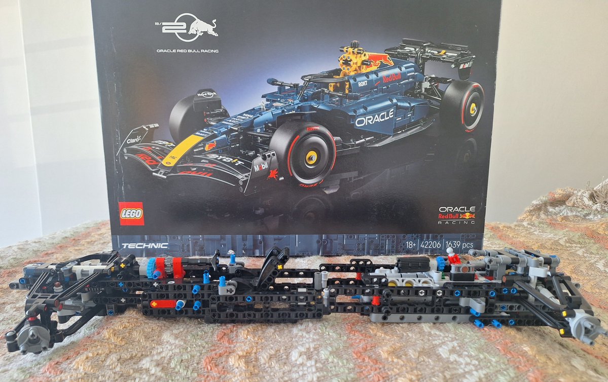 JunaidSamodien_'s tweet image. Monday's are for marrying the steering and cockpit with the powertrain, gearbox and rear suspension. #Lego #RedBull #AddictedtoLegoTechnic @LegoGroup @RedBull