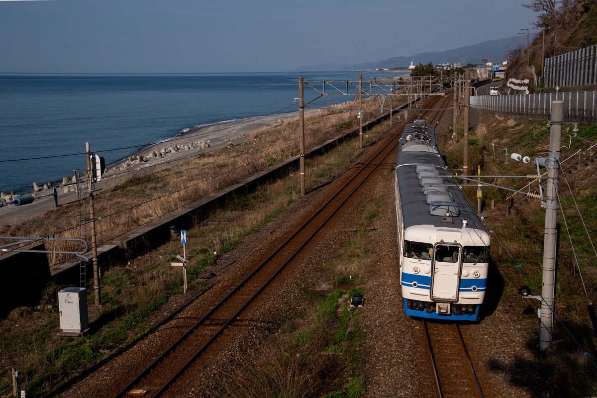 Asama_85's tweet photo. 4/3
先日、ご縁がありえちごトキめき鉄道413系・455系の団体貸切に参加させていただきました。
颯爽と日本海沿いを走る新北陸色の姿はありし日の北陸本線のようでした。
関係者の皆様、ありがとうございました。

#ホリデーライナーひすい1号
#413系の日 https://t.co/djuGcIwTc5