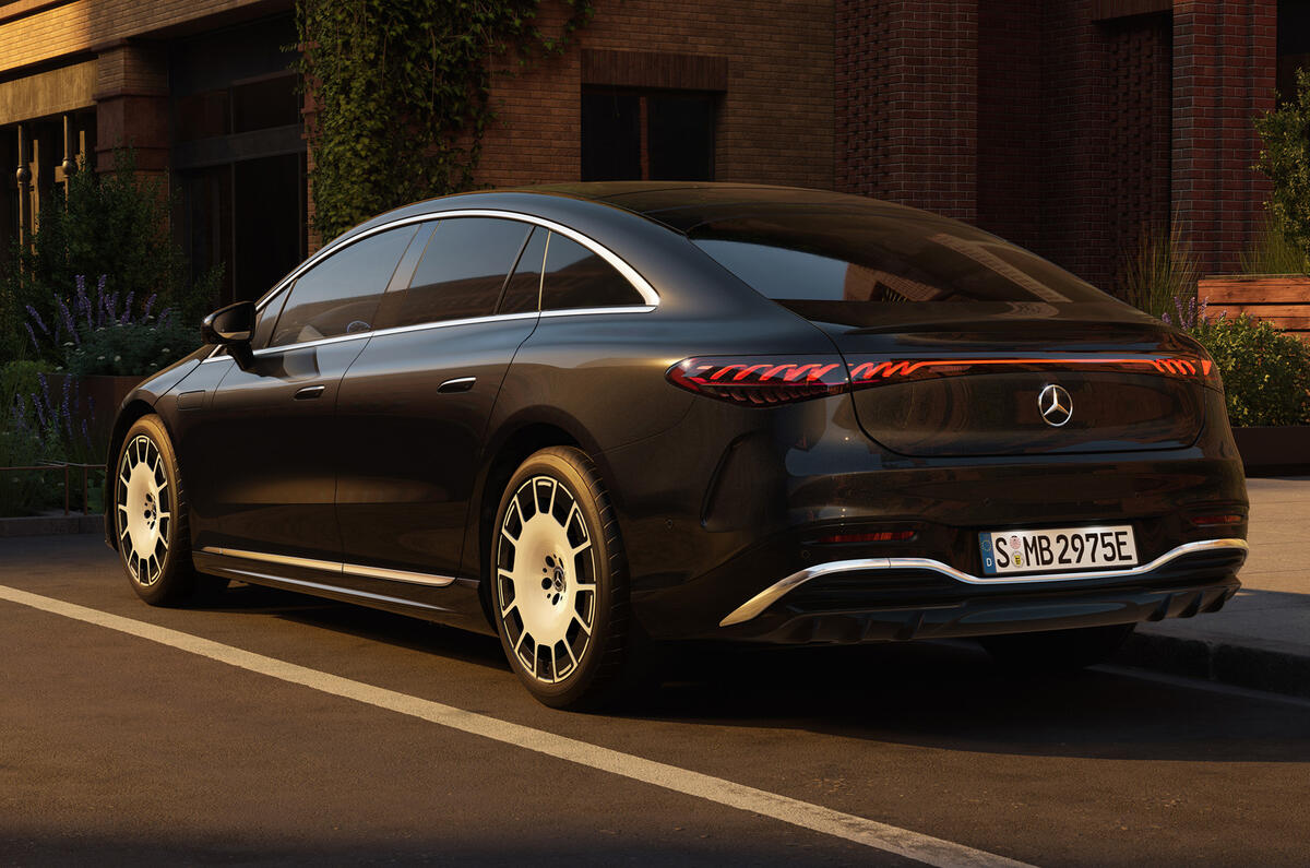 autocar's tweet image. The new Mercedes EQS is here - with 575 miles of range and one big surprise inside... buff.ly/4l4YVWy