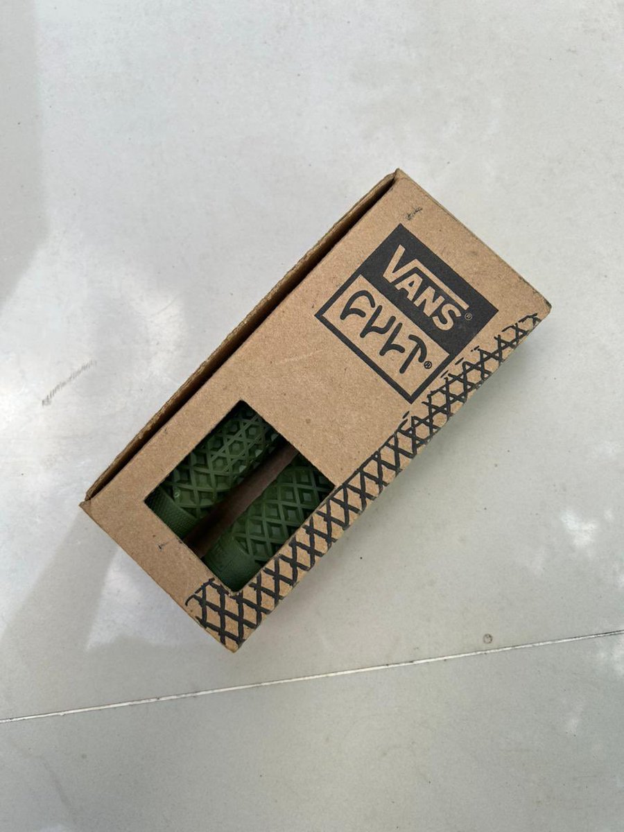 anadnayrage's tweet image. For Sale Brand New
Risebar ENVE M6 Carbon uncut
Grip Vans olive green 
#fnfjb #fixie #fixedgear