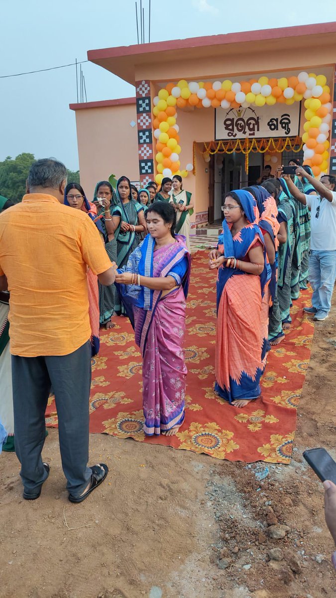 DM_Mayurbhanj's tweet image. Shri Girish S.N., Commissioner-cum-Secretary, PR&amp;amp;DW Department, visited Saraskana Block today and visited the GPLF building, GP Office at Jharpokharia, and the Mega PWSS at Bhursani, interacting with officials and reviewing ongoing initiatives.

#Mbj #Odisha #RuralDevelopment